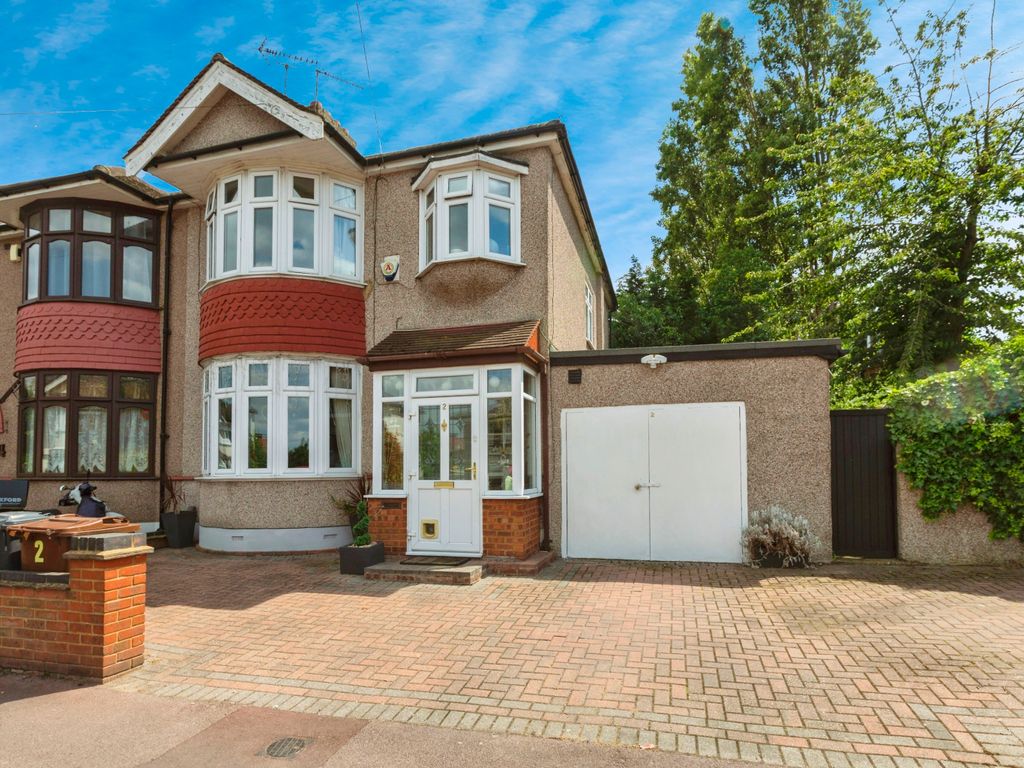 3 bed end terrace house for sale in Edgefield Avenue, Barking IG11, £