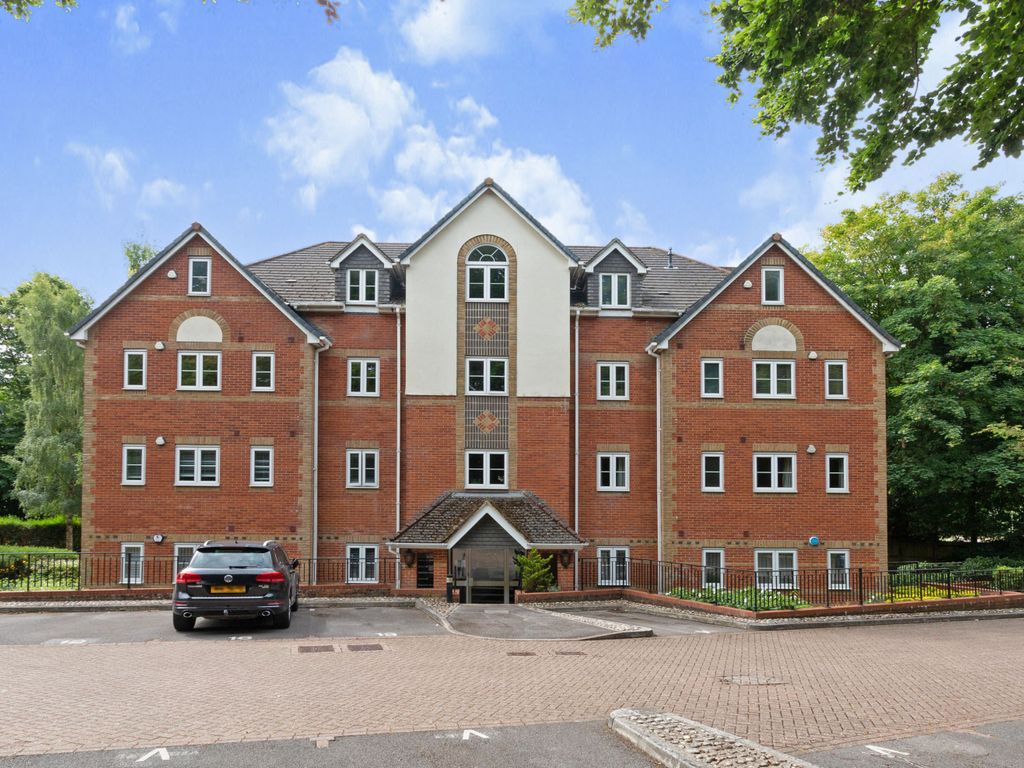 2 bed flat for sale in Millennium Court, Basingstoke, Hampshire RG21