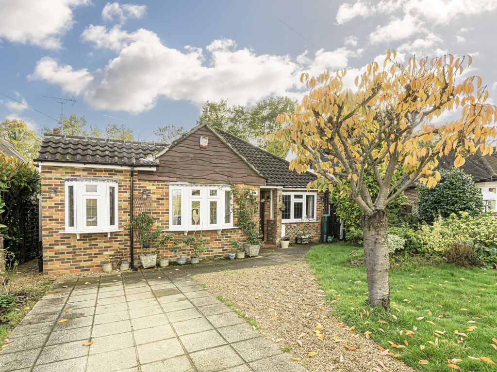 3 bed property to rent in Stoke Road, WaltonOnThames KT12, £3,500 pcm