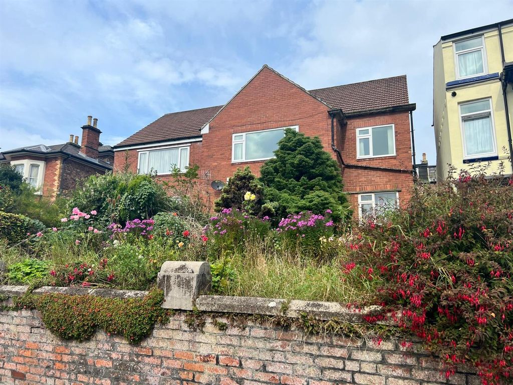 2 bed flat for sale in Falsgrave Road, Scarborough YO12, £95,000 Zoopla