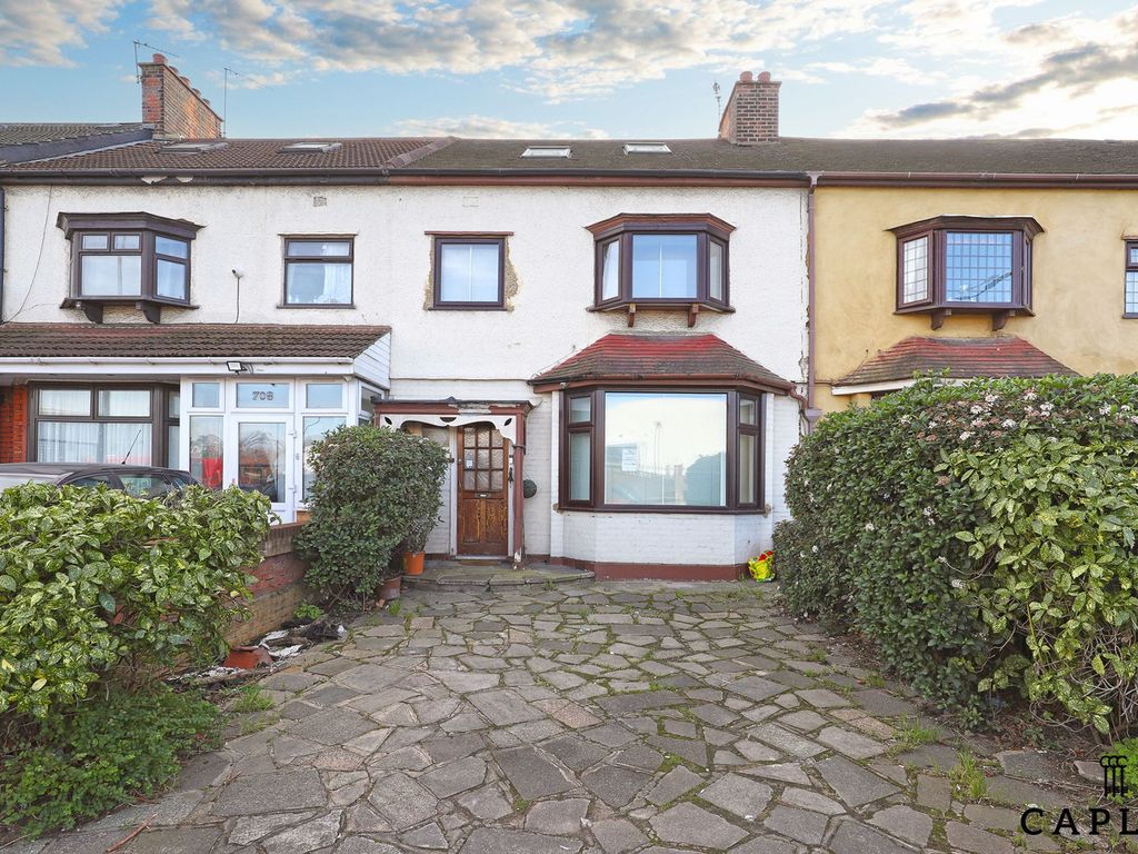 4 bed terraced house for sale in Eastern Avenue, Ilford IG2, £550,000