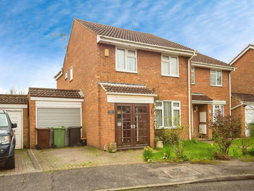 4 bed semidetached house for sale in Dimmock Close, Paddock Wood