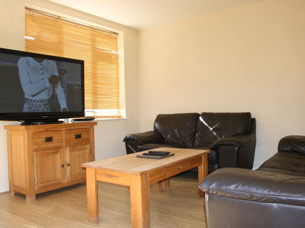 3 bed for sale in Trowbridge Road, Romford RM3, £295,000