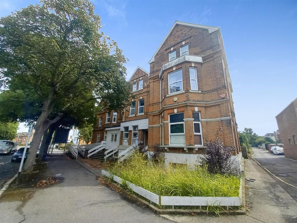 Studio to rent in Shorncliffe Road, Folkestone CT20 Zoopla