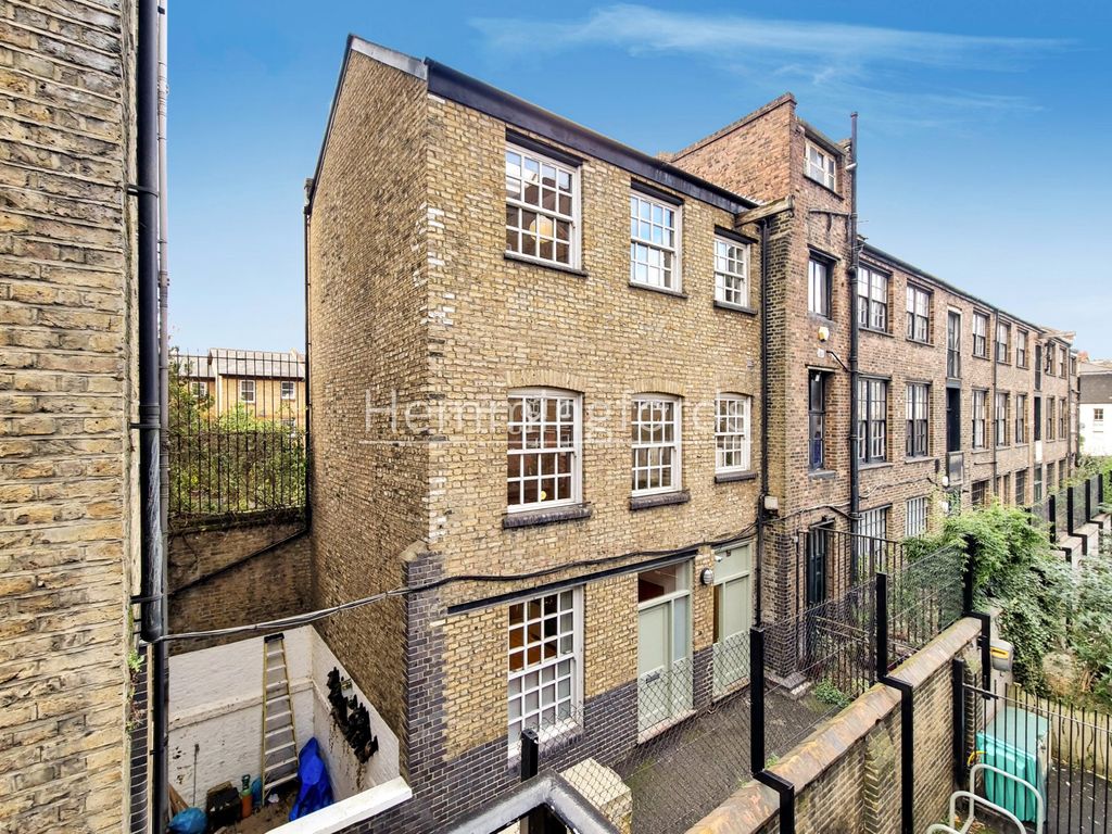 The Mews House, Tottenham Road, De Beauvoir, London N1  