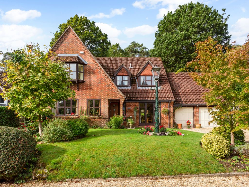 4 bed detached house for sale in Beech Hill, Headley Down GU35, £