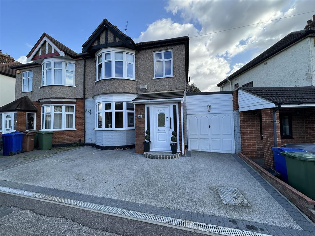 3 bed semidetached house for sale in Southend Road, Grays RM17, £