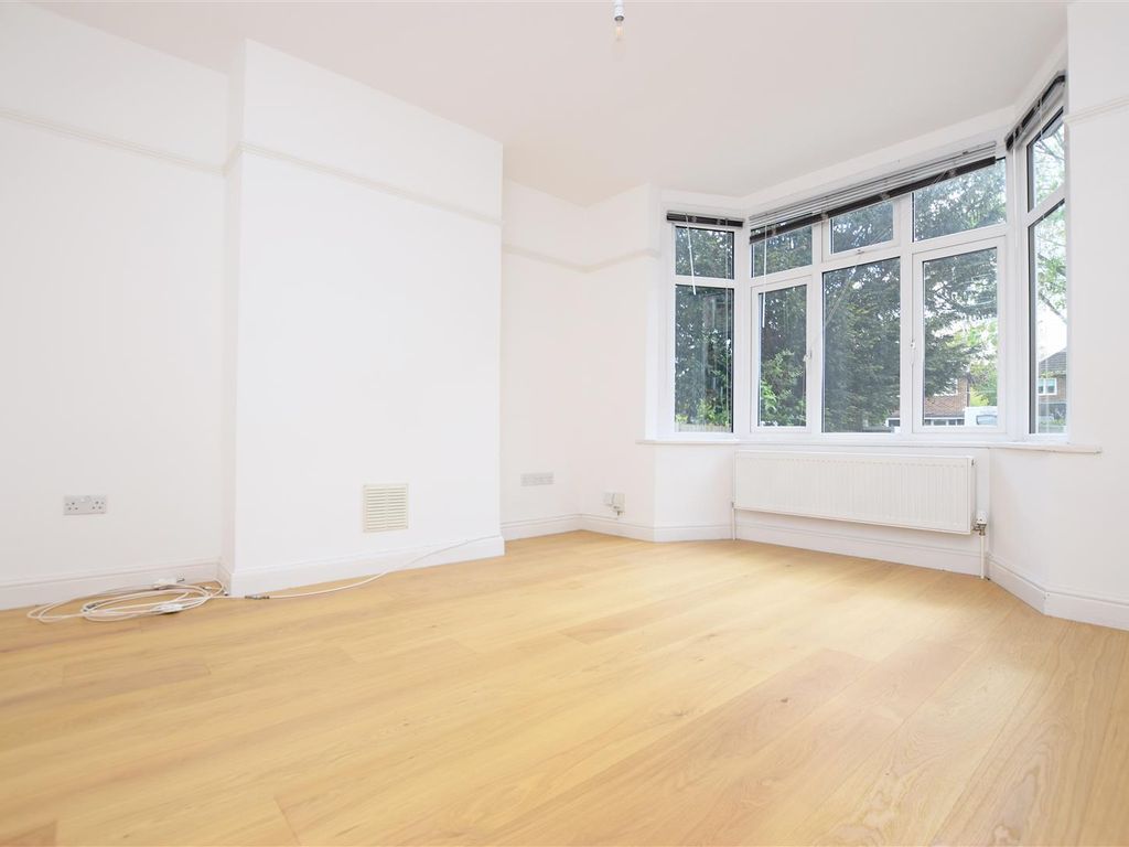 3 bed semidetached house to rent in Uxbridge Road, Hampton Hill