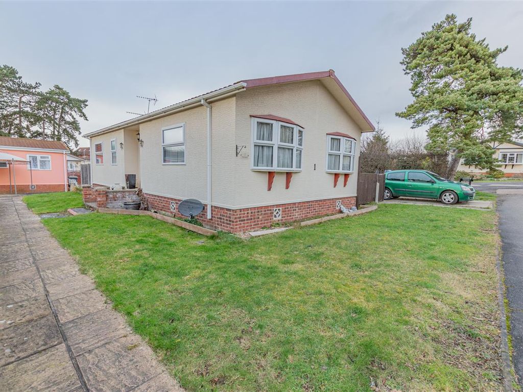 2 bed mobile/park home for sale in The Paddock, Westgate Park, Sleaford