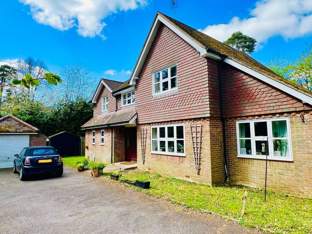 4 bed detached house to rent in London Road, Hill Brow, Liss GU33, £