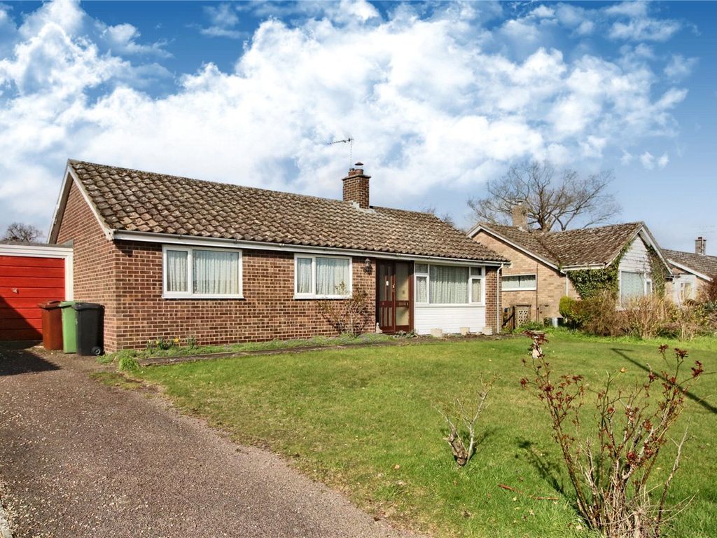 3 bed bungalow for sale in beauchamp close, chedgrave, norwich, norfolk nr14
