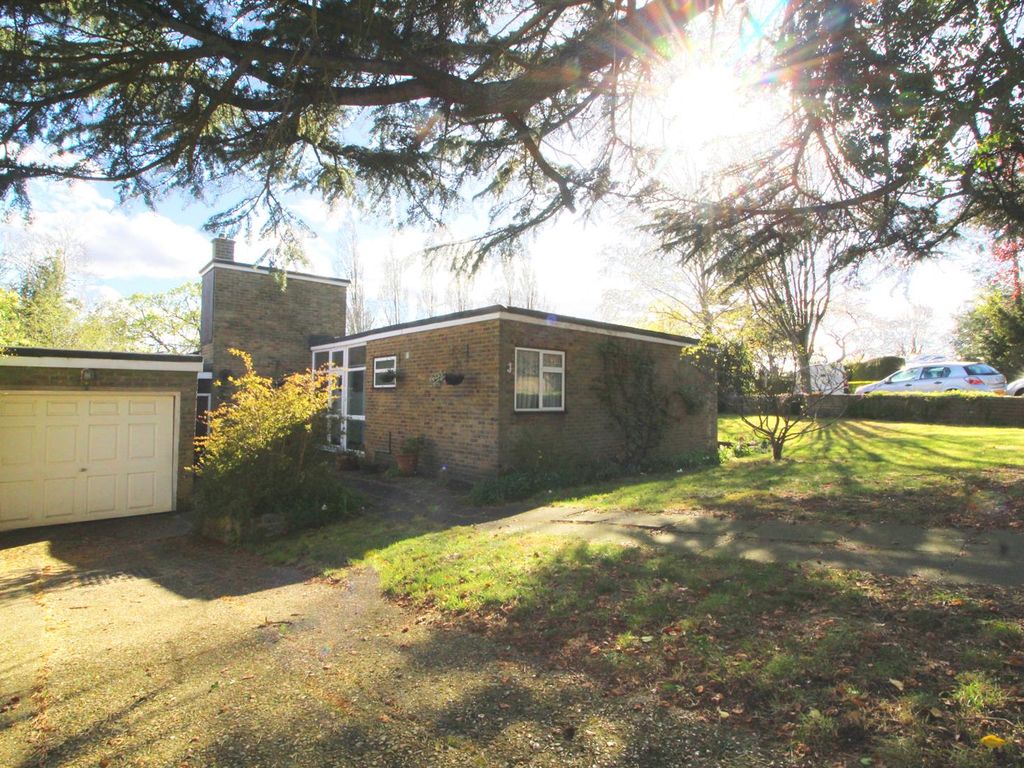 3 bed detached bungalow for sale in Latimer Road, EN5 Zoopla
