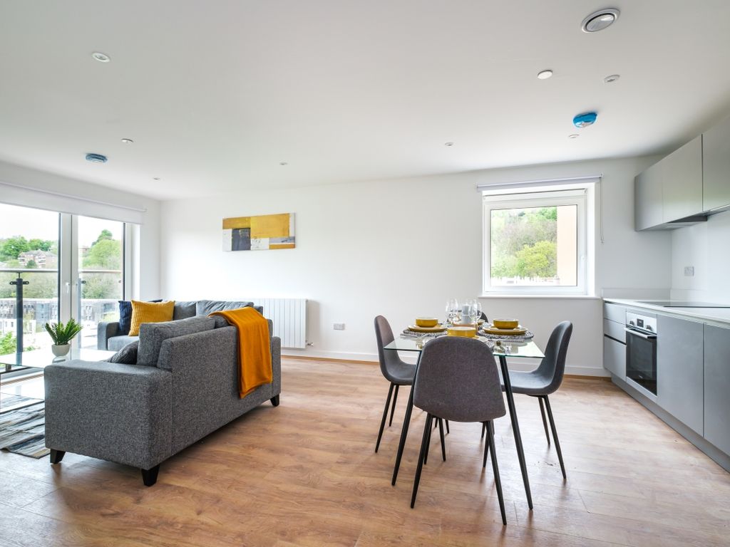 2 bed flat to rent in Well Farm Road, Whyteleafe CR3, £1,600 pcm Zoopla