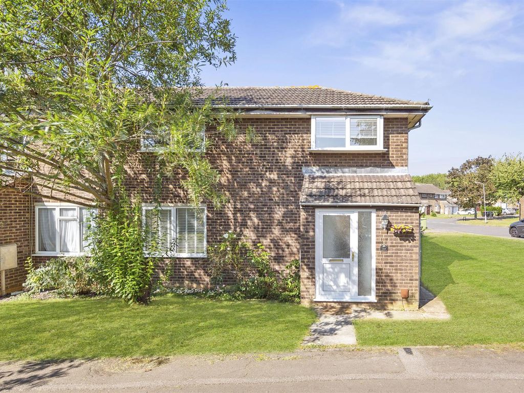 3 bed end terrace house for sale in Favell Drive, Furzton, Milton