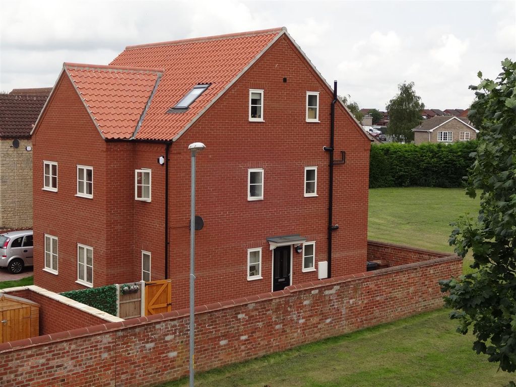 3 bed semidetached house for sale in Harvest Court, Uphill Lincoln