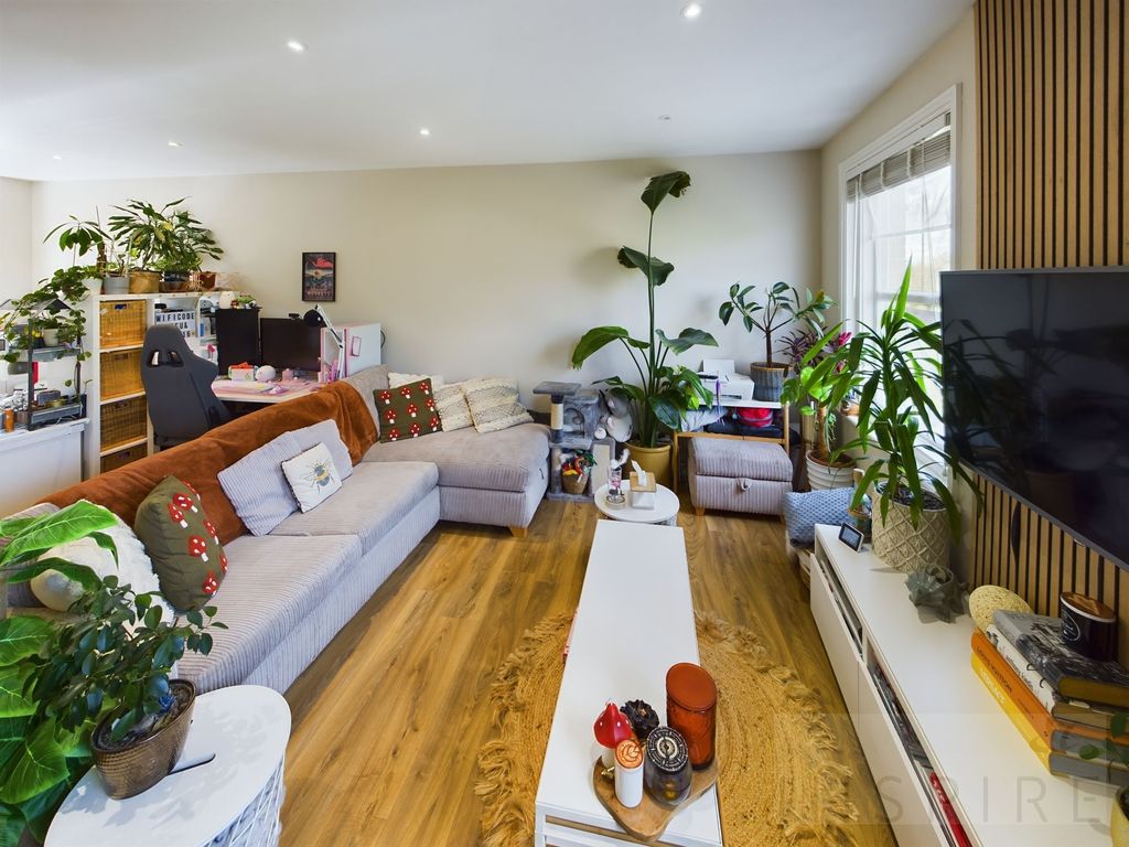 1 bed flat for sale in Springfield Road, Crawley RH11, £200,000 Zoopla