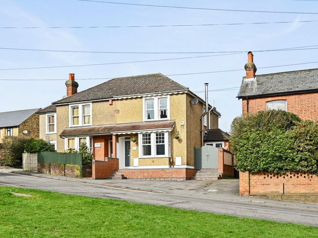 3 bed semidetached house for sale in Gold Hill North, Chalfont St