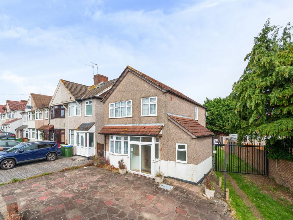 3 bed detached house for sale in Cumberland Avenue, Welling, Kent DA16