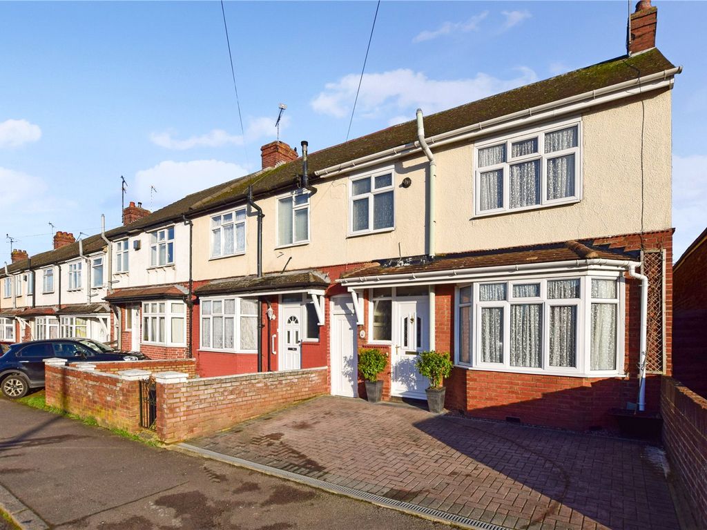 3 bed end terrace house for sale in Hayhurst Road, Luton, Bedfordshire