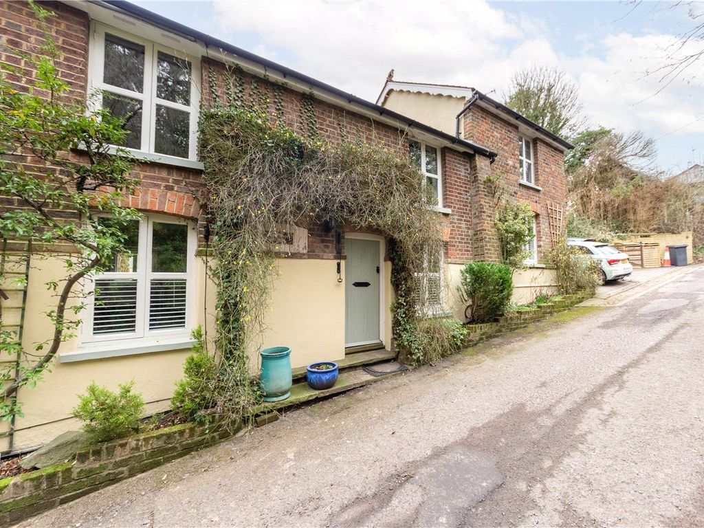 4 bed end terrace house for sale in Chalk Hill, Dunstable, Bedfordshire