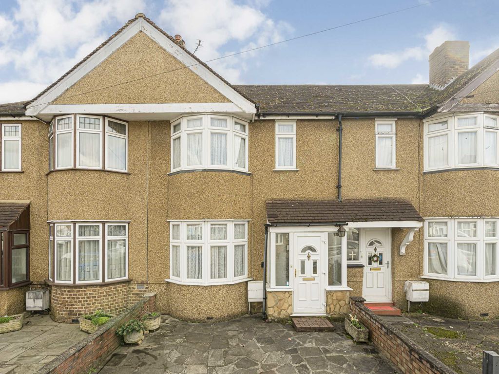 3 bed property for sale in Sunningdale Avenue, Feltham TW13, £465,000