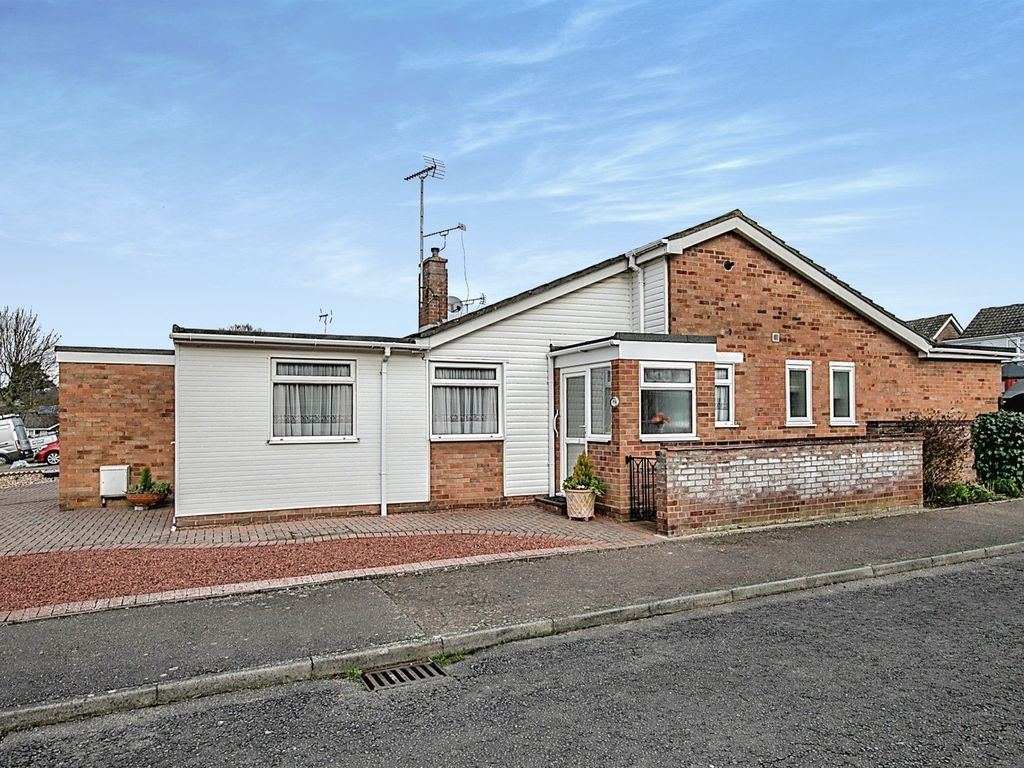 2 bed semidetached bungalow for sale in Greenacres, Mile End