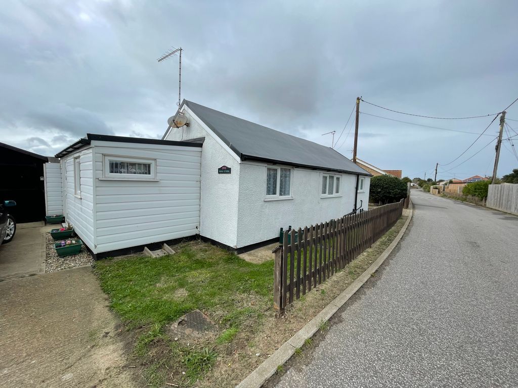 3 bed bungalow to rent in The Glebe, Hemsby, Great Yarmouth NR29, £900