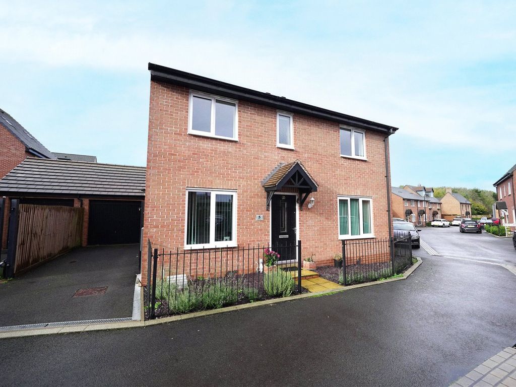 4 bed detached house to rent in The Cloisters, Lawley Village, Telford