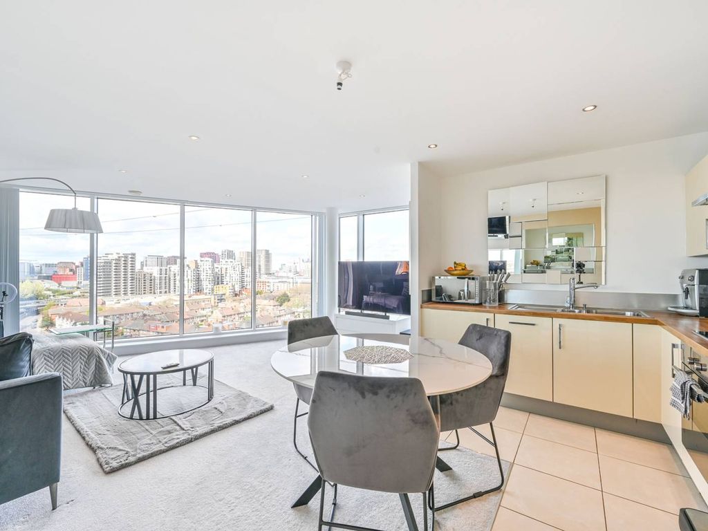 1 bed flat to rent in Ross Apartments, Royal Docks, London E16, £3,424