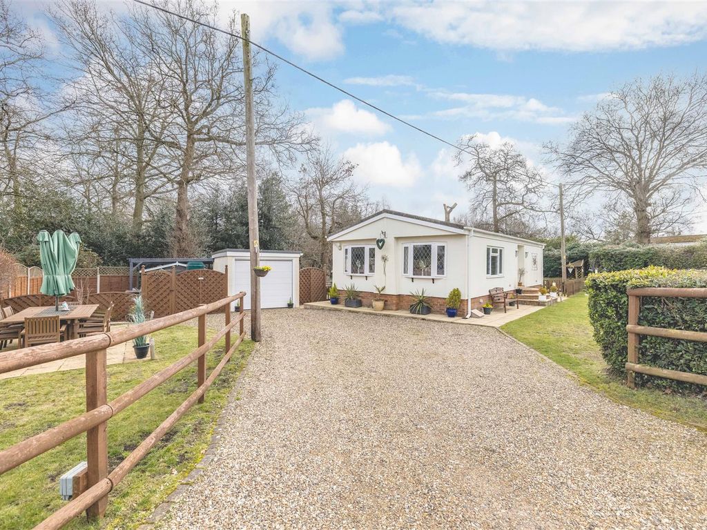 2 bed mobile/park home for sale in The Larches, Warfield Park