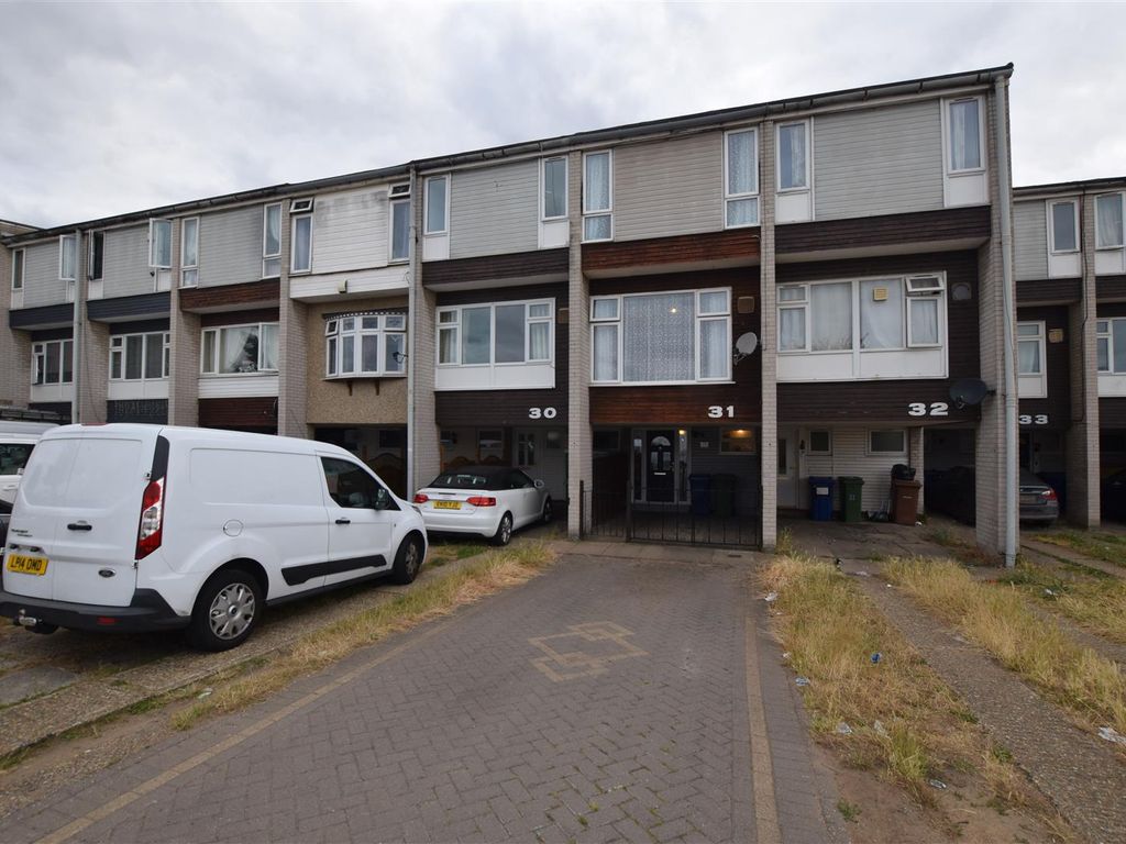 3 bed terraced house for sale in Camden Close, Chadwell St. Mary, Grays