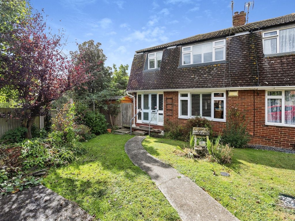 3 bed semidetached house for sale in Freemans Close, Seasalter