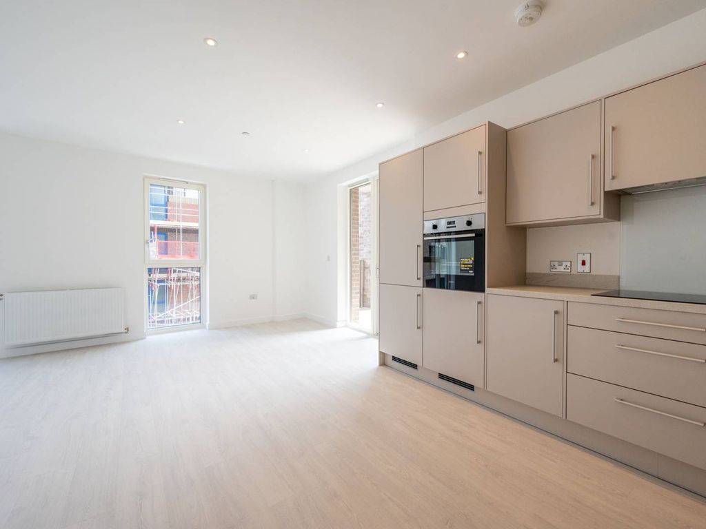 3 bed flat to rent in Kings Hill, Barking IG11, £2,400 pcm Zoopla