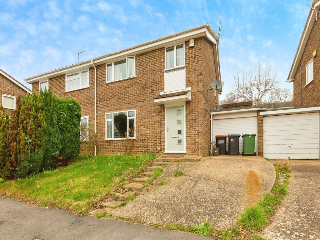 3 bed semidetached house for sale in Himley Green, Linslade, Leighton