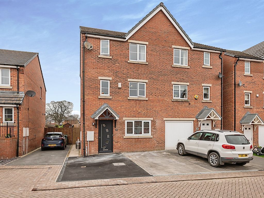 5 bed semidetached house for sale in Blackthorn Way, Scissett