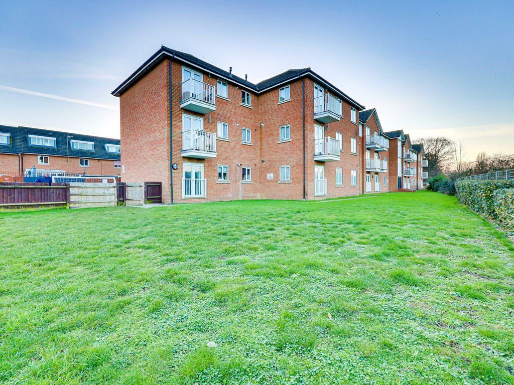 2 bed flat for sale in Fielding Way, WestcliffOnSea SS0 Zoopla