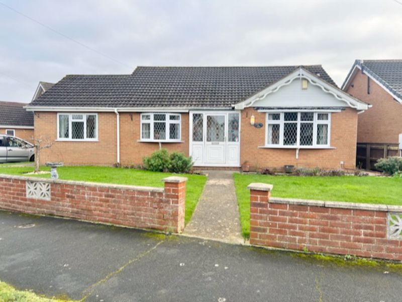 3 bed detached bungalow for sale in Heron Way, HoltonLeClay, Grimsby