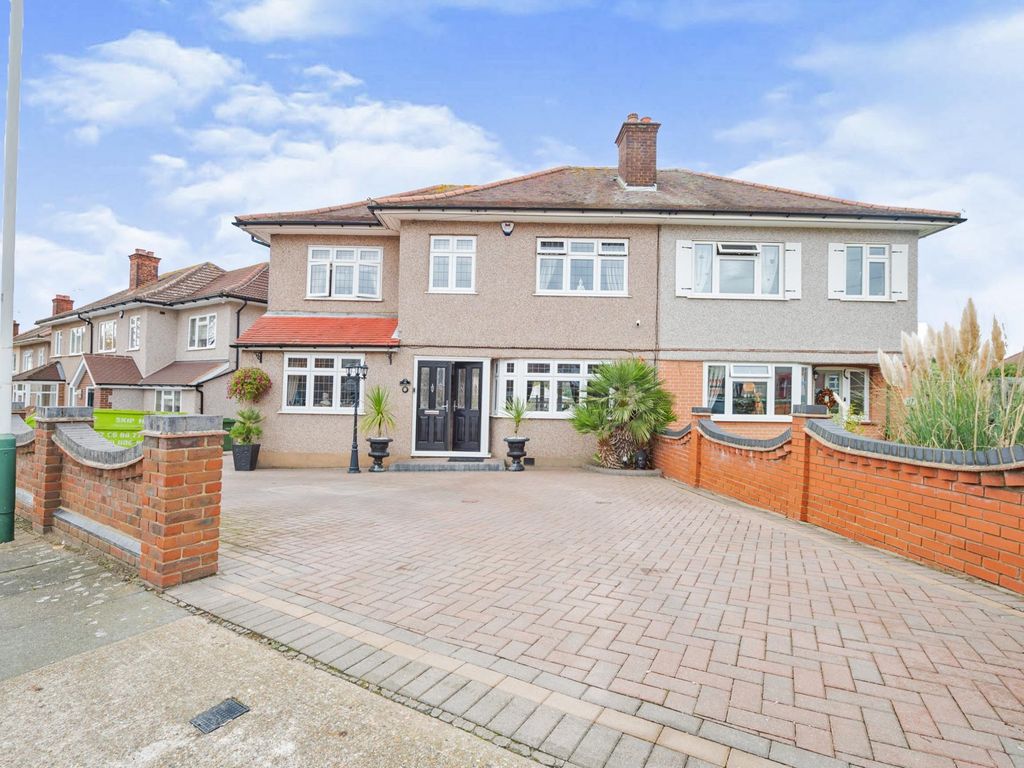 4 bed semidetached house for sale in Dominion Drive, Collier Row