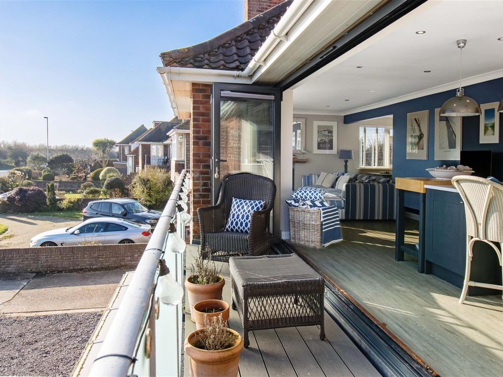 3 bed flat for sale in Marine Crescent, GoringBySea, Worthing BN12