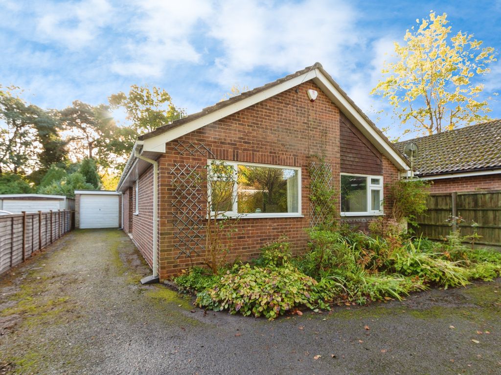 3 bed detached bungalow for sale in Burnside, Fleet GU51, £650,000 Zoopla