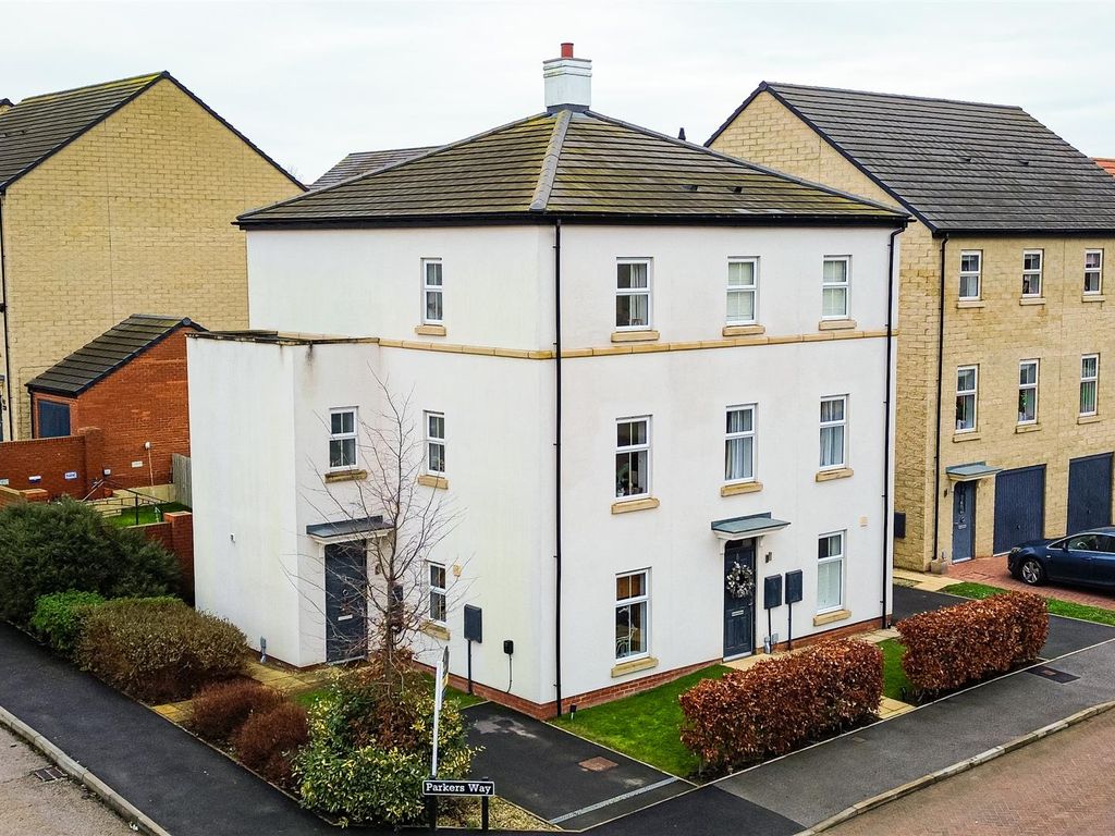 4 bed semidetached house for sale in Turnberry Avenue, Ackworth