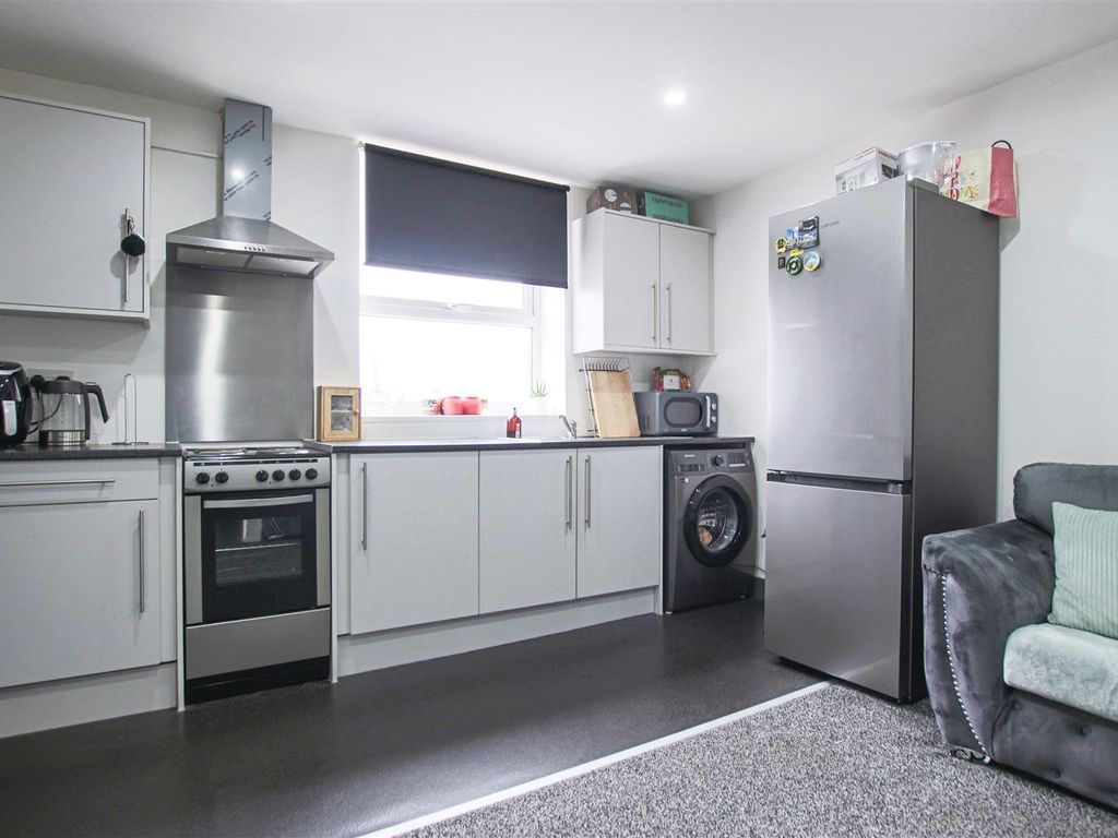 2 bed flat to rent in Manchester Road, Haslingden, Rossendale BB4, £650