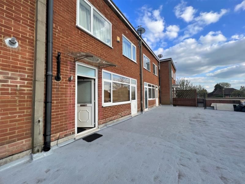 3 bed flat to rent in Parade, Kingfield Road, Woking GU22 Zoopla
