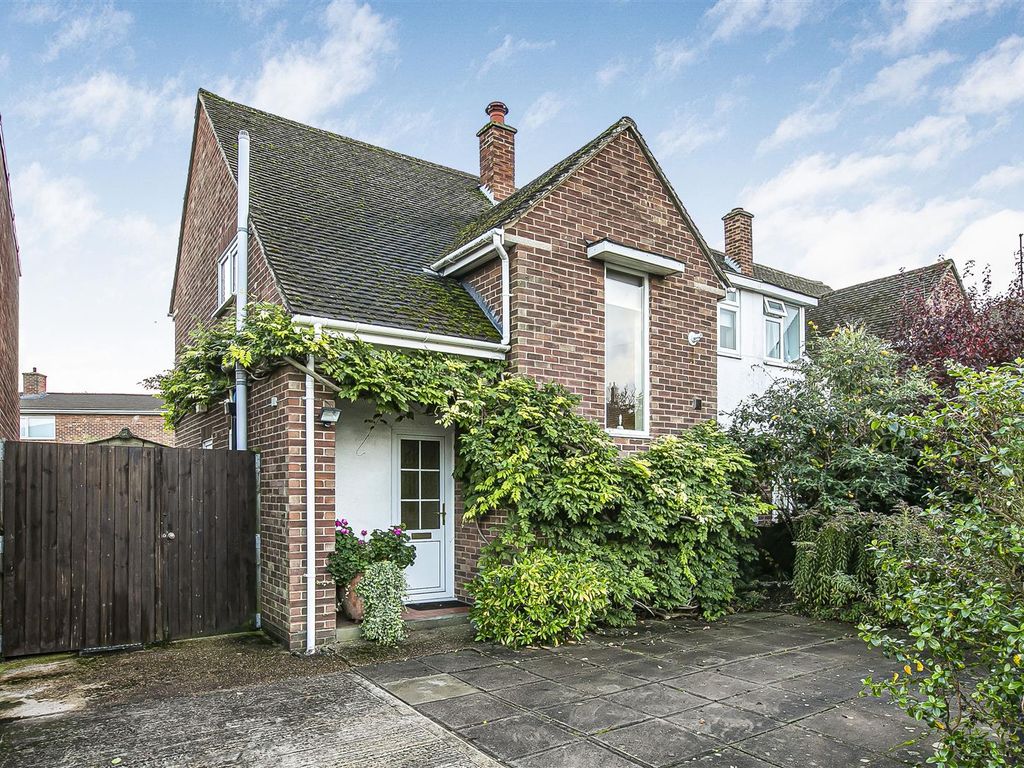 3 bed semidetached house for sale in Redfern Close, Cambridge CB4, £