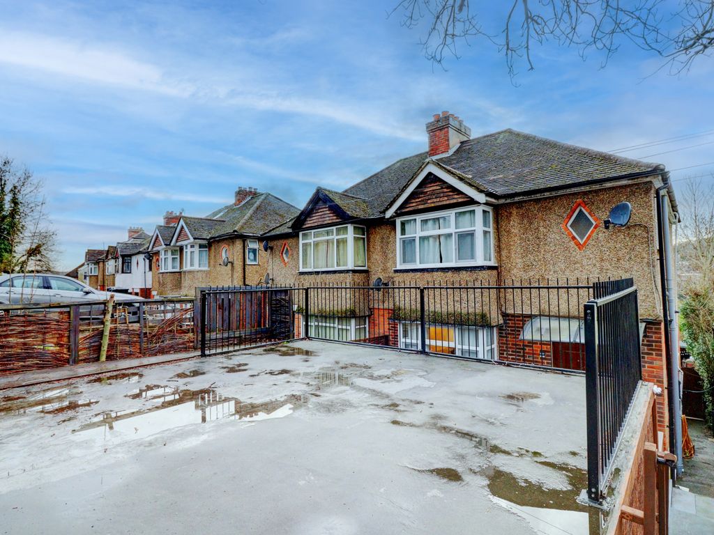 3 bed semidetached house for sale in Coningsby Road, High HP13