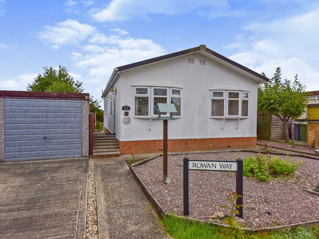 2 bed mobile/park home for sale in Allington Gardens, Allington