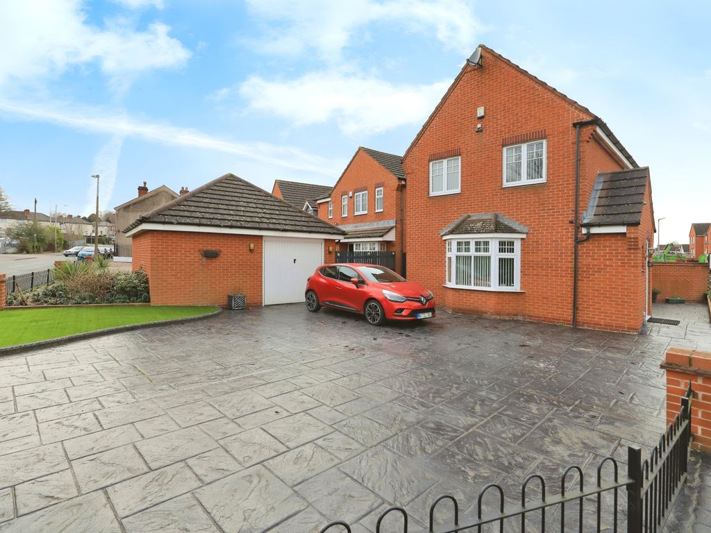 3 bed detached house for sale in Lissimore Drive, Tipton DY4, £315,000