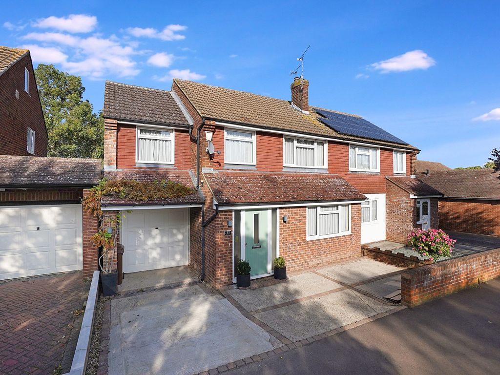 4 bed semidetached house for sale in Childscroft Road, Rainham