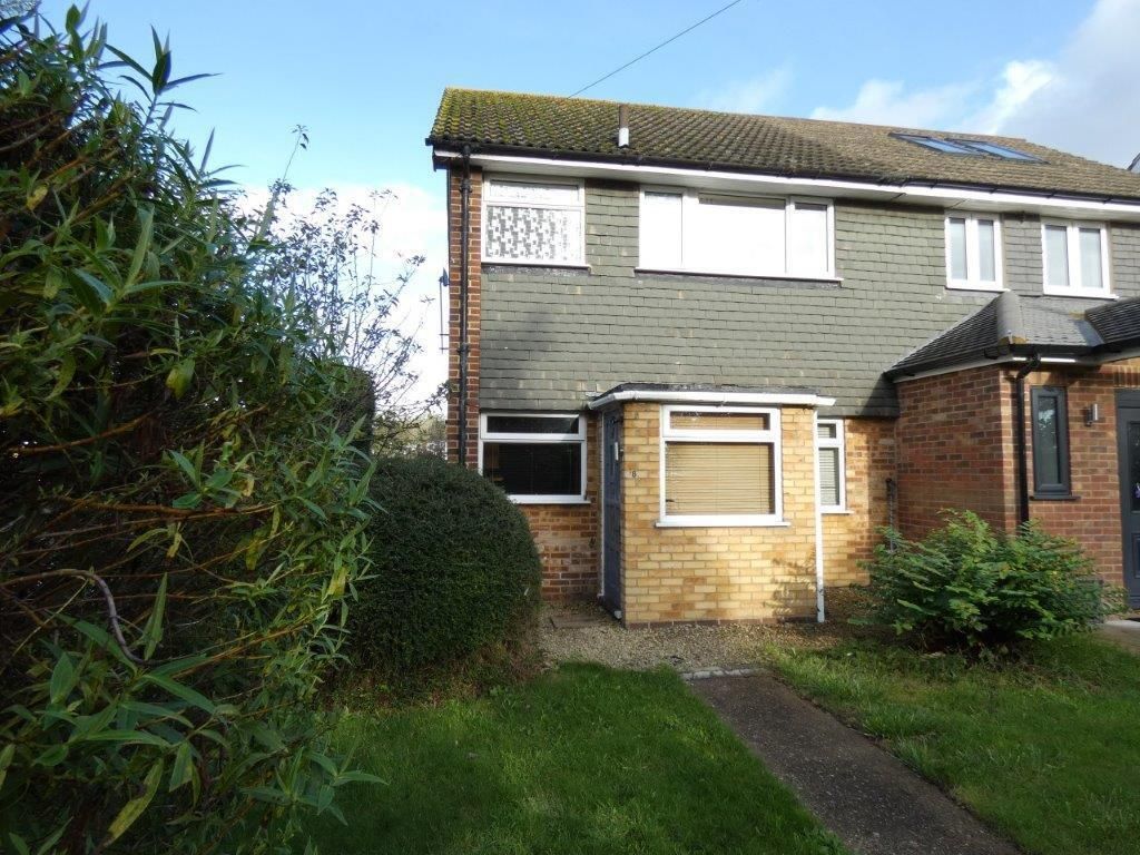 3 bed end terrace house to rent in Buckingham Road, Hampton TW12, £