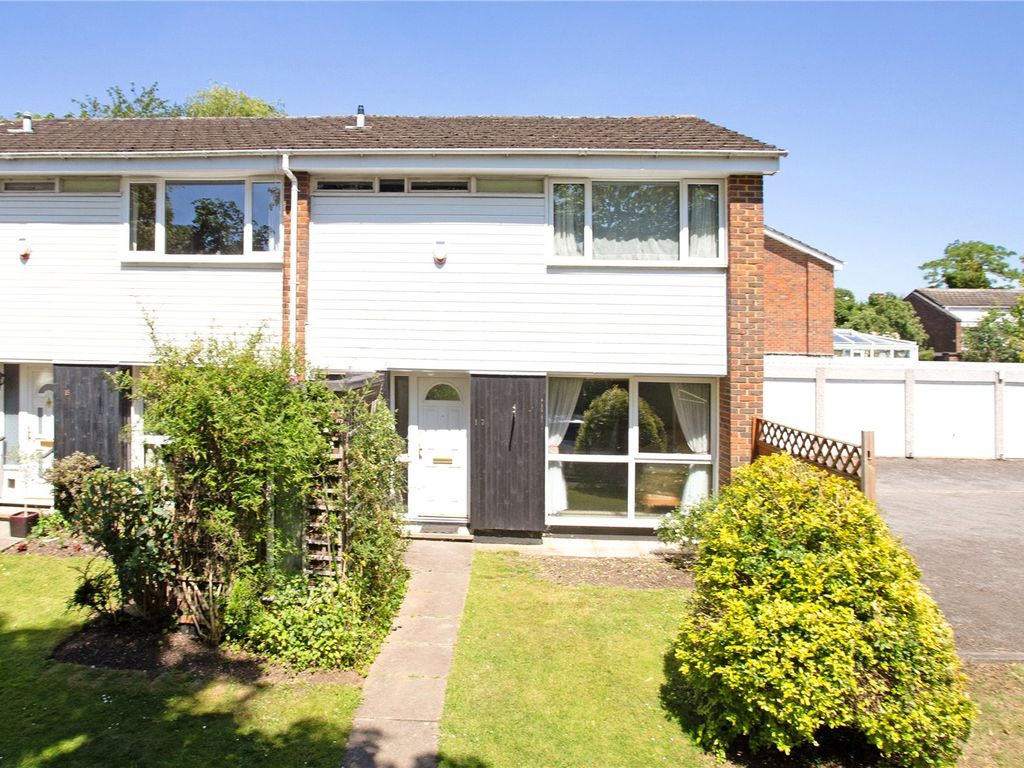 3 bed end terrace house for sale in Lingfield Close, Northwood